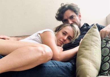Fernanda Nobre dá detalhes sobre relacionamento aberto e explica como começou a namorar com diretor: <I>- Quando a gente se conheceu, eu estava solteira e transando com dois amigos dele</I>