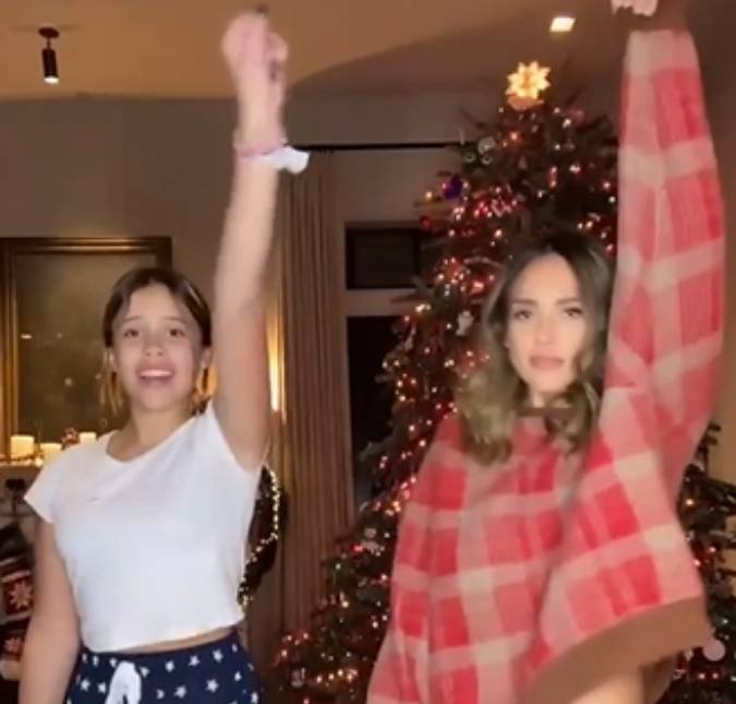 Jessica Alba dança com a filha em vídeo e fãs ficam chocados: <i>Vocês parecem irmãs!</i>
