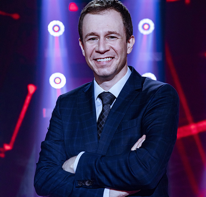No <I>The Voice Brasil</I>, Tiago Leifert mostra torcida a Louis Tomlinson e Harry Styles e <I>fandom</I> da <I>One Direction</I> vai à loucura: <I>Ganhou meu coração</I>