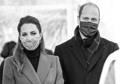 Kate Middleton e príncipe William encerram turnê de trem pelo Reino Unido e fazem homenagem para profissionais