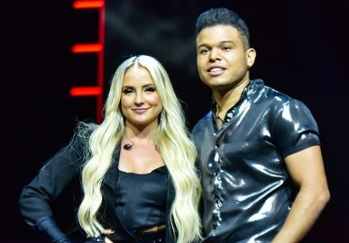 Após boatos de <i>affair</i>, Gabi Martins é clicada abraçada com Tierry durante gravação de DVD