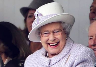 Rainha Elizabeth II posta mensagem enigmática no <i>Twitter</i>... mas apaga seis minutos depois!
