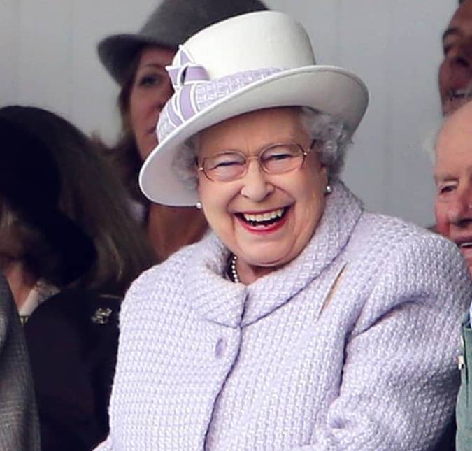 Rainha Elizabeth II posta mensagem enigmática no <i>Twitter</i>... mas apaga seis minutos depois!