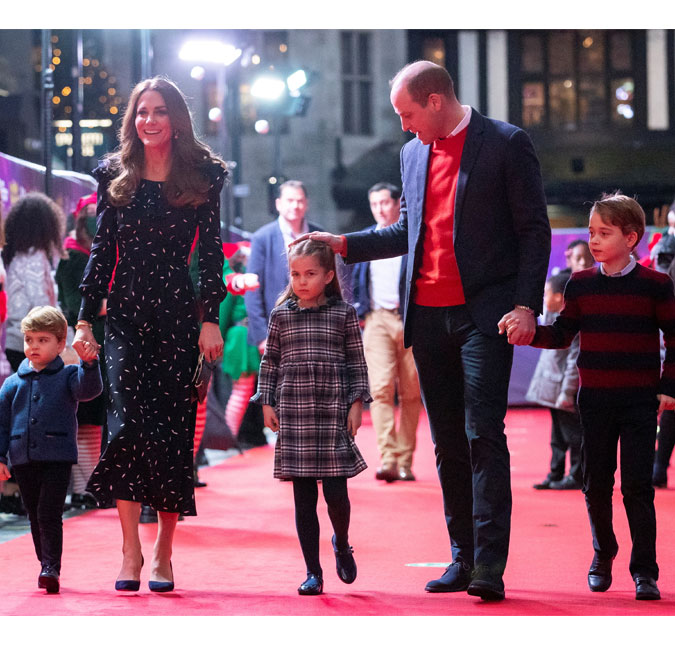 Em evento, Princesa Charlotte se recusa a segurar a mão do pai, Príncipe William, e aparece emburrada em fotos
