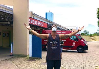 Bruno Miranda, o Borat de <I>Amor & Sexo</i>, deixa hospital após tomar um tiro de um policial