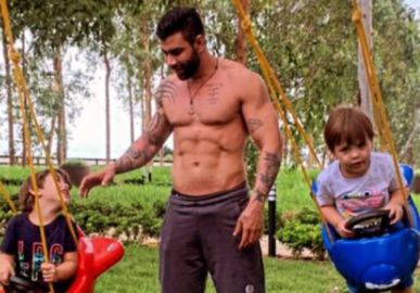 Ostentando tanquinho, Gusttavo Lima compartilha foto brincando com os filhos sem camisa