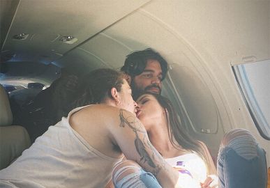 Whindersson Nunes beija a namorada Maria Lina Deggan em jatinho e amigo do casal fica <I>de vela</I>; confira!