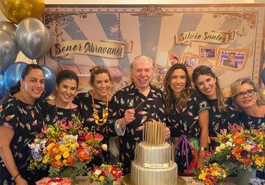 Do jeito que ele gosta! Silvio Santos veste pijama em festa de aniversário e apaga 90 velas para celebrar mais um ano de vida; confira!