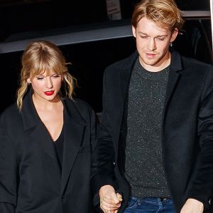 Taylor Swift e Joe Alwyn estariam noivos em segredo há alguns meses, diz jornal