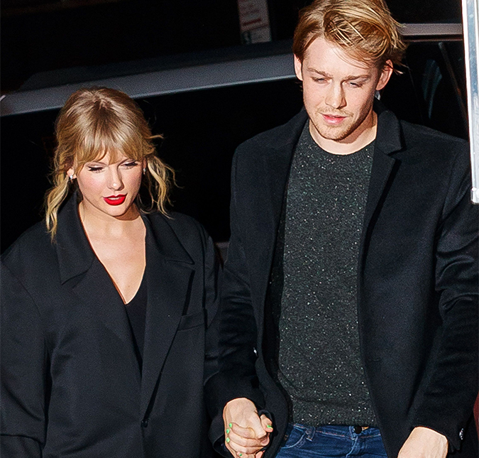 Taylor Swift e Joe Alwyn estariam noivos em segredo há alguns meses, diz jornal
