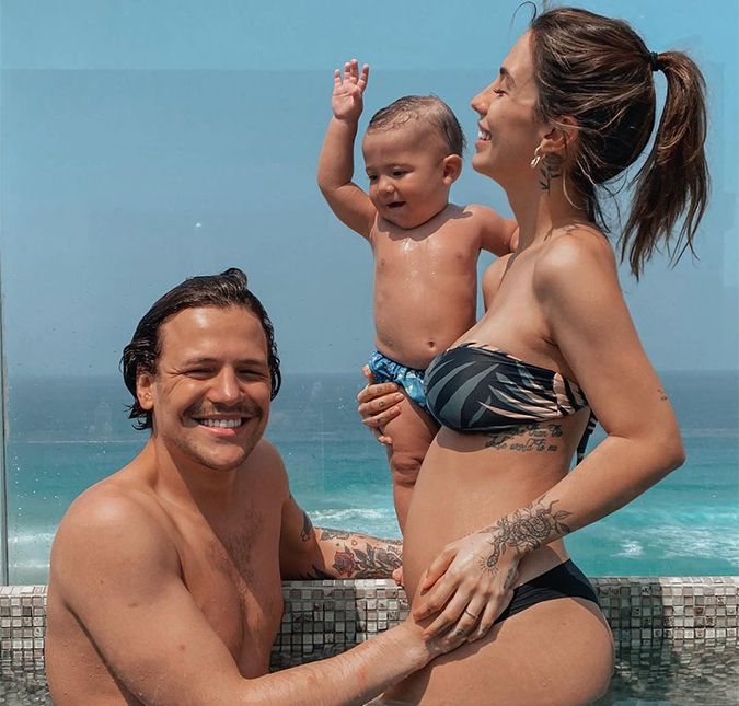 Foi em junho de 2018 que Gabi Brandt e Saulo Poncio surpreenderam a todos ao revelarem que estavam namorando. A notícia veio em meio à polêmica em torno do término de Saulo e Letícia Almeida, depois da descoberta que o cantor não era pai do filho da atriz. Os dois não escondiam que estavam vivendo uma paixão daquelas e, em dezembro do mesmo ano, eles revelaram que estavam à espera de Davi. O casamento aconteceu em janeiro de 2019, quando Gabi exibia uma discreta barriguinha. Hoje, eles também já são pais de Henri, que nasceu no dia 22 de janeiro de 2021, mas não estão mais juntos. Foi em junho de 2018 que Gabi Brandt e Saulo Poncio surpreenderam a todos ao revelarem que estavam namorando. A notícia veio em meio à polêmica em torno do término de Saulo e Letícia Almeida, depois da descoberta que o cantor não era pai do filho da atriz. Os dois não escondiam que estavam vivendo uma paixão daquelas e, em dezembro do mesmo ano, eles revelaram que estavam à espera de Davi. O casamento aconteceu em janeiro de 2019, quando Gabi exibia uma discreta barriguinha. Hoje, eles também já são pais de Henri, que nasceu no dia 22 de janeiro de 2021, mas não estão mais juntos.