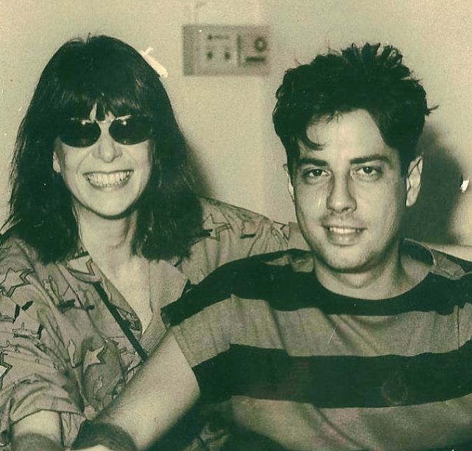 Rita Lee e Roberto de Carvalho celebraram 44 anos juntos em 2020 e além do relacionamento duradouro, fizeram composições juntos de grandes sucessos da cantora, como Lança Perfume, Baila Comigo, Desculpe o Auê, Amor e Sexo, entre inúmeras outras. Em live realizada em dezembro de 2020 com o pesquisador musical Roberto Faour, o músico explicou que não se importa de estar por trás dos holofotes da esposa famosa: - É inconcebível que você esteja ao lado de uma estrela, que tem a necessidade de subsídios para brilhar, e se oponha a isso, que veja como uma ameaça. Rita já passou situações desse gênero no passado. Não tinha como pensar que ia funcionar. No nosso caso, cada um entra nessa equação com sua parte. A gente combinou muito, teve uma alquimia entre a gente. Temos quase que uma química perfeita. Além disso, sou tímido, sou o escorpião embaixo da pedra do deserto. Rita Lee e Roberto de Carvalho celebraram 44 anos juntos em 2020 e além do relacionamento duradouro, fizeram composições juntos de grandes sucessos da cantora, como Lança Perfume, Baila Comigo, Desculpe o Auê, Amor e Sexo, entre inúmeras outras. Em live realizada em dezembro de 2020 com o pesquisador musical Roberto Faour, o músico explicou que não se importa de estar por trás dos holofotes da esposa famosa: - É inconcebível que você esteja ao lado de uma estrela, que tem a necessidade de subsídios para brilhar, e se oponha a isso, que veja como uma ameaça. Rita já passou situações desse gênero no passado. Não tinha como pensar que ia funcionar. No nosso caso, cada um entra nessa equação com sua parte. A gente combinou muito, teve uma alquimia entre a gente. Temos quase que uma química perfeita. Além disso, sou tímido, sou o escorpião embaixo da pedra do deserto.