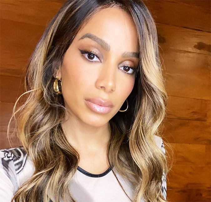 Anitta é criticada e acusada de cometer assédio moral contra funcionários após cena exibida em série da <I>Netflix</I>; saiba mais