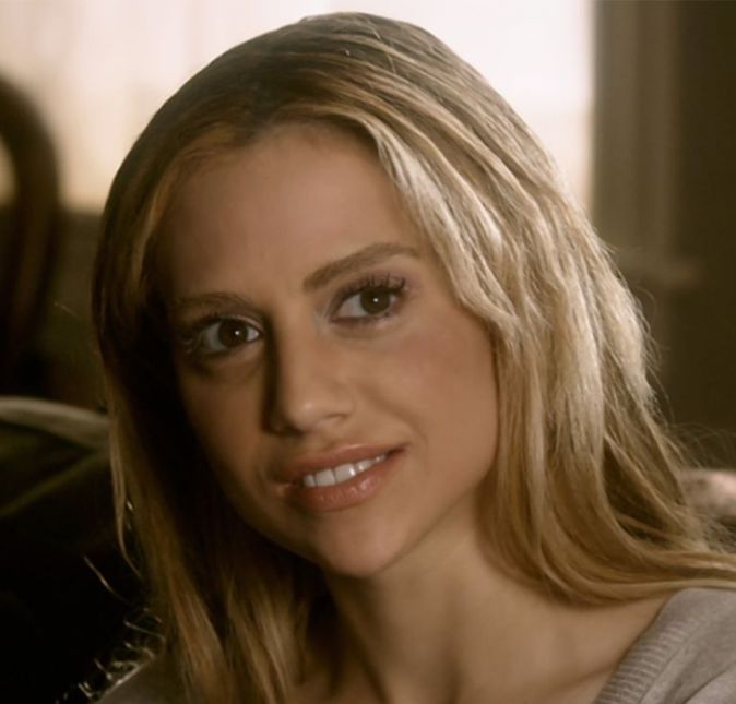 Brittany Murphy morreu no dia 20 de dezembro de 2009, aos 32 anos de idade. A atriz foi encontrada morta em sua casa em Los Angeles, nos Estados Unidos, e a primeira hipótese foi de que ela teria sofrido uma overdose de remédios. Porém, cinco meses depois, Simon Monjack, o marido dela, também faleceu, levantando outra suposição: a de que o mofo teria sido o principal fator para os dois casos. Acontece que o pai de Murphy, Angelo Joseph Bertolotti, quis investigar mais a fundo a morte da filha, e achou suspeito o fato de terem encontrado, em uma outra autópsia, a presença de bário no corpo da atriz, substância que está presente em veneno de rato. Com isso, Angelo não teve mais dúvidas: a filha e o genro foram envenenados - e sua suspeita recaiu sobre a ex de Monjack. Isso, porém, não mudou a visão da polícia, que manteve a causa da morte como acidental. Brittany Murphy morreu no dia 20 de dezembro de 2009, aos 32 anos de idade. A atriz foi encontrada morta em sua casa em Los Angeles, nos Estados Unidos, e a primeira hipótese foi de que ela teria sofrido uma overdose de remédios. Porém, cinco meses depois, Simon Monjack, o marido dela, também faleceu, levantando outra suposição: a de que o mofo teria sido o principal fator para os dois casos. Acontece que o pai de Murphy, Angelo Joseph Bertolotti, quis investigar mais a fundo a morte da filha, e achou suspeito o fato de terem encontrado, em uma outra autópsia, a presença de bário no corpo da atriz, substância que está presente em veneno de rato. Com isso, Angelo não teve mais dúvidas: a filha e o genro foram envenenados - e sua suspeita recaiu sobre a ex de Monjack. Isso, porém, não mudou a visão da polícia, que manteve a causa da morte como acidental.