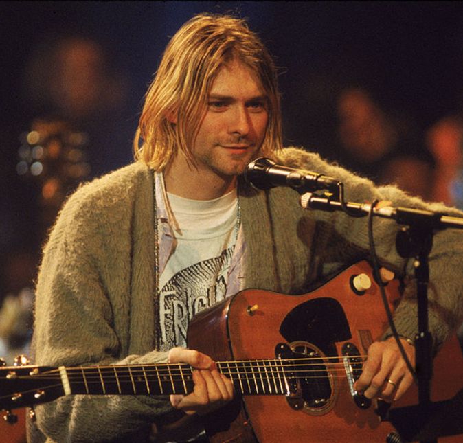 Kurt Cobain morreu no dia 8 de abril de 1994, aos 27 anos de idade. Um eletricista encontrou o corpo do cantor em sua casa, o que o fez ligar para a polícia e declarar, ainda, que havia notado a presença de uma arma. Mais tarde, uma carta de suicídio foi encontrada e, posteriormente, ainda foi apontada uma quantidade alta de substâncias ilícitas no corpo do músico. Mas muitos acreditam que Cobain foi morto por sua ex, Courtney Love. Dizem que foi ela quem deu drogas ao cantor, e depois, atirou nele. Será? Kurt Cobain morreu no dia 8 de abril de 1994, aos 27 anos de idade. Um eletricista encontrou o corpo do cantor em sua casa, o que o fez ligar para a polícia e declarar, ainda, que havia notado a presença de uma arma. Mais tarde, uma carta de suicídio foi encontrada e, posteriormente, ainda foi apontada uma quantidade alta de substâncias ilícitas no corpo do músico. Mas muitos acreditam que Cobain foi morto por sua ex, Courtney Love. Dizem que foi ela quem deu drogas ao cantor, e depois, atirou nele. Será?
