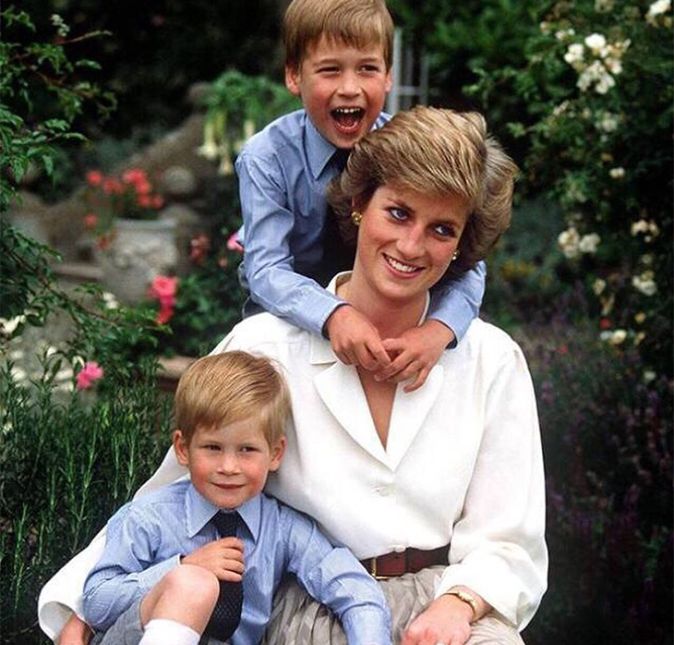 A morte da Princesa Diana, no dia 31 de agosto de 1997, aos 37 anos de idade, é um mistério até hoje. Diana, nascida em 1º de julho de 1961, sofreu um acidente de carro no túnel da Ponte de l'Alma, em Paris, França, enquanto era perseguida por sete paparazzi. O motorista, Henri Paul, perdeu o controle do veículo e bateu fortemente no 13º pilar da ponte. Ele morreu imediatamente, assim como outro ocupante do carro, o empresário Dodi Al-Fayed, namorado de Diana. Trevor Rees-Jones, o guarda-costas de Fayed, era o único que usava cinto de segurança e foi o único sobrevivente. A princesa chegou a ser socorrida e levada ao Hospital Pitié-Salpêtrière, mas não resistiu aos ferimentos. Embora tenha sido um acidente, muitas pessoas acreditam que, na verdade, Diana foi morta pela Rainha Elizabeth II. É, isso mesmo! A rainha teria encomendado a morte de Lady Di após toda a polêmica envolvendo o casamento dela com o seu filho, o príncipe Charles. Entretanto, pode ser que apenas Charles tenha se envolvido em um complô para matar a ex; uma carta legítima de Diana, de outubro de 1995 ou 1996, relatava o seu medo de ser morta em um acidente de carro tramado pelo herdeiro da rainha. Será mesmo? A morte da Princesa Diana, no dia 31 de agosto de 1997, aos 37 anos de idade, é um mistério até hoje. Diana, nascida em 1º de julho de 1961, sofreu um acidente de carro no túnel da Ponte de l'Alma, em Paris, França, enquanto era perseguida por sete paparazzi. O motorista, Henri Paul, perdeu o controle do veículo e bateu fortemente no 13º pilar da ponte. Ele morreu imediatamente, assim como outro ocupante do carro, o empresário Dodi Al-Fayed, namorado de Diana. Trevor Rees-Jones, o guarda-costas de Fayed, era o único que usava cinto de segurança e foi o único sobrevivente. A princesa chegou a ser socorrida e levada ao Hospital Pitié-Salpêtrière, mas não resistiu aos ferimentos. Embora tenha sido um acidente, muitas pessoas acreditam que, na verdade, Diana foi morta pela Rainha Elizabeth II. É, isso mesmo! A rainha teria encomendado a morte de Lady Di após toda a polêmica envolvendo o casamento dela com o seu filho, o príncipe Charles. Entretanto, pode ser que apenas Charles tenha se envolvido em um complô para matar a ex; uma carta legítima de Diana, de outubro de 1995 ou 1996, relatava o seu medo de ser morta em um acidente de carro tramado pelo herdeiro da rainha. Será mesmo?