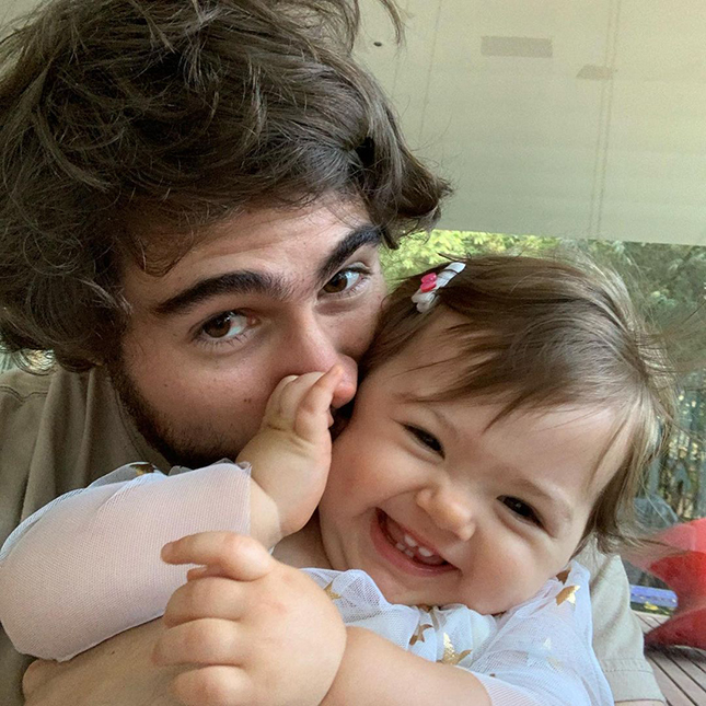 Rafa Vitti encanta seguidores ao perguntar para Clara Maria sobre as partes do corpo: <i>- Cadê o nariz do papai?</i>