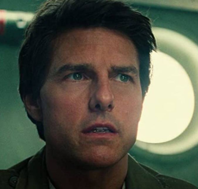 Tom Cruise, nascido em 3 de julho de 1962, é um dos maiores galãs de Hollywood de todos os tempos, mas seu comportamento, digamos, excêntrico, vez ou outra é exposto pela imprensa. Por exemplo, o The Sun divulgou um áudio em que o ator aparece aos berros brigando com funcionários das filmagens de Missão Impossível 7. Tudo isso teria acontecido após o ator perceber que dois membros da equipe estavam a menos de um metro de distância um do outro. Nesse momento, os 50 trabalhadores presentes no estúdio viram Tom aos gritos enquanto condenava a quebra da norma de distanciamento social em meio à pandemia do coronavírus: - Se eu vir você fazer isso de novo, você já era. E se alguém nesta equipe fizer isso, é isso - e você também e você também. E você, nunca mais faça isso de novo. Eles estão de volta em Hollywood fazendo filmes agora por nossa causa! Porque eles acreditam em nós e no que estamos fazendo! Eles estão nos olhando e nos usando [como exemplo] para fazer seus filmes. Estamos criando milhares de empregos, seus filhos da p**a. É isso aí. Sem desculpas. Você pode contar isso às pessoas que estão perdendo suas malditas casas porque nossa indústria foi fechada. Eita! Veja a matéria completa e ouça o áudio aqui. A seguir, confira as maiores bizarrices envolvendo o ator.