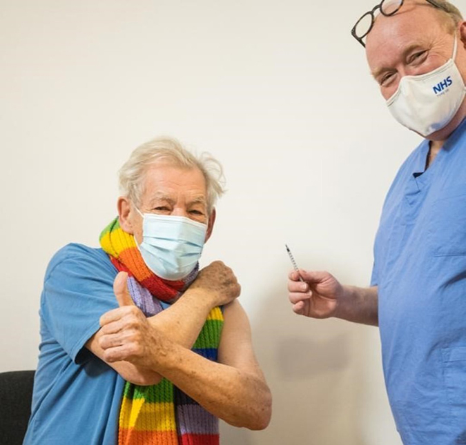 Sir Ian McKellen é a primeira celebridade a tomar vacina contra o coronavírus: <i>- Eu não poderia estar mais feliz</i>