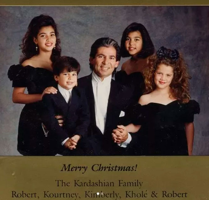 Khloé Kardashian encontra erro em cartão de natal dos anos 90, entenda!