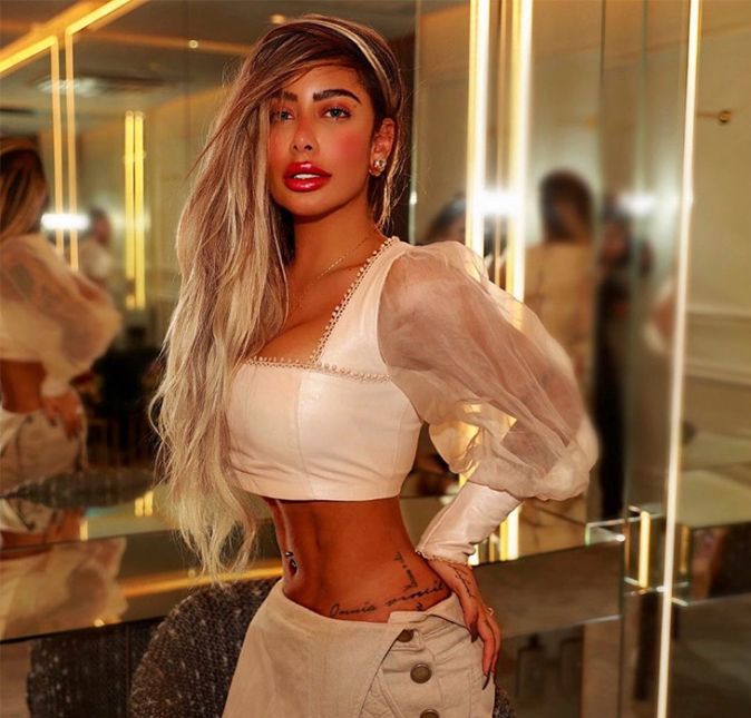 Anteriormente, ela desabafou sobre as confusões que rolaram no jogo entre Brasil e Colônia pelas Eliminatórias da Copa do Mundo de 2022, em que o atleta não marcou gols e acabou recebendo algumas faltas. Começou a porradaria, UFC e tudo. Olha lá. O juiz não faz nada, os jogadores da Colômbia só sabem bater, não sabem jogar. Olho inchado, depois falam que ele é cai-cai, que ele gosta, que ele é folgado. Mas depois vamos ver o rostinho dele inchado. A Colômbia só sabe fazer isso, bater, bater e bater. Mas, se for para brincar de UFC, a gente brinca também, disse no vídeo. Anteriormente, ela desabafou sobre as confusões que rolaram no jogo entre Brasil e Colônia pelas Eliminatórias da Copa do Mundo de 2022, em que o atleta não marcou gols e acabou recebendo algumas faltas. Começou a porradaria, UFC e tudo. Olha lá. O juiz não faz nada, os jogadores da Colômbia só sabem bater, não sabem jogar. Olho inchado, depois falam que ele é cai-cai, que ele gosta, que ele é folgado. Mas depois vamos ver o rostinho dele inchado. A Colômbia só sabe fazer isso, bater, bater e bater. Mas, se for para brincar de UFC, a gente brinca também, disse no vídeo.