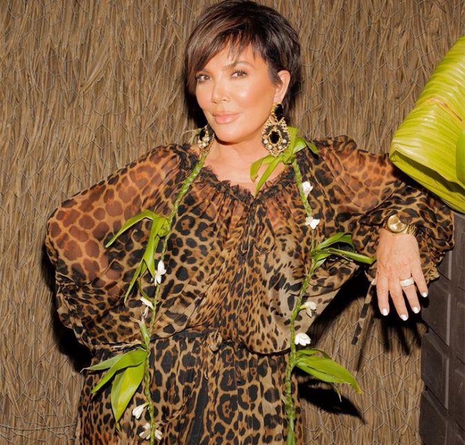 A matriarca do clã, Kris Jenner, nascida em 5 de novembro de 1955, que decidiu abrir o jogo sobre seu passado ao revelar ter traído seu primeiro marido, Robert Kardashian. Em um bate-papo com a estilista Diane von Furstenberg para o podcast InCharge With DVF, a empresária declarou que suas ações destruíram sua família. - Me casei quando era muito, muito jovem. Conheci Robert aos 18 anos de idade. Namoramos por quatro anos, nos casamos aos 22, mais cedo ou mais tarde, quando eu tinha 30 anos, tive um caso e meu maior arrependimento foi o fato de isso ter destruído minha família. Kris e Robert, morto em 2003 por conta do câncer no esôfago, tiveram quatro filhos: Kourtney, Kim, Khloé e Rob Kardashian. Ela conta que, após o divórcio, em 1991, enfrentou dificuldades financeiras: - Eu não sabia como ganhar a vida. Era o momento mais assustador de ser tão jovem. Acho que tinha 32 anos de idade e quatro filhos. Meu filho tinha talvez um ano de idade e era assustador. Fiquei muito, muito assustada, disse ela, afirmando na sequência que sua crença religiosa a ajudou a superar as adversidades.