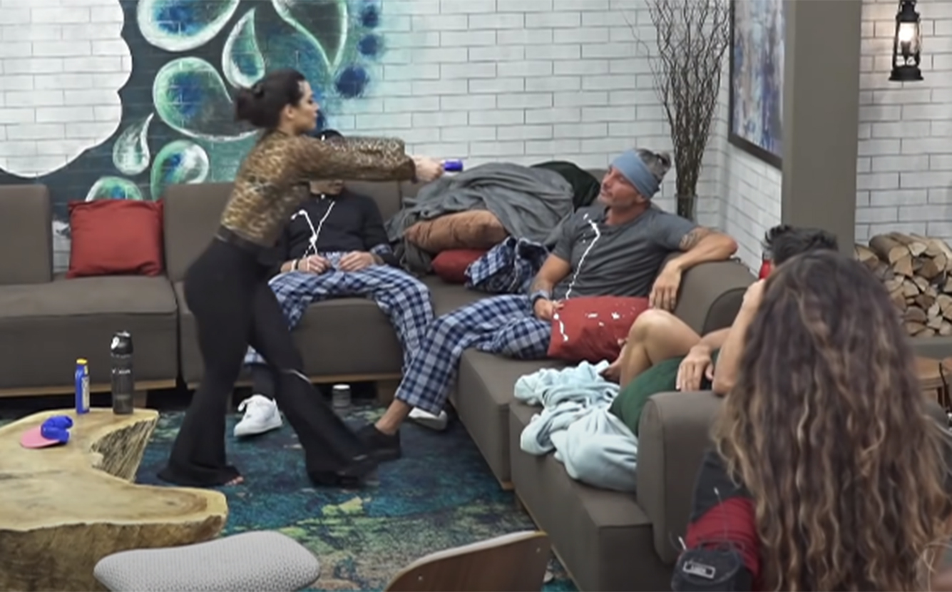 Raíssa jogando creme nos homens