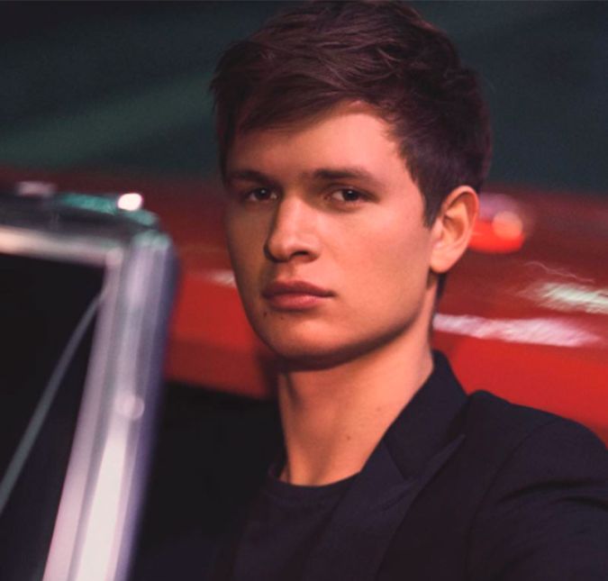 Em junho de 2020, o astro de A Culpa É Das Estrelas, Ansel Elgort, foi acusado de estupro. Uma garota, que se identifica como Gabby, escreveu um relato em seu Twitter afirmando ter sido abusada pelo ator em 2014, quando ela tinha 17 anos de idade. Segundo Gabby, sendo fã do ator, decidiu mandar uma mensagem no Twitter dizendo que estava prestes a fazer aniversário. Ansel teria respondido e pedido para que a garota o enviasse nudes. Quando os dois se encontraram, ficaram e começaram a fazer sexo. No entanto, Gabby afirmou que era virgem e, portanto, a relação doeu e ela chorou: Ele não me perguntou se eu queria parar. Anos depois, tenho estresse pós-traumático, ataques de pânico e faço terapia. Finalmente estou pronta para falar sobre isso e me curar. Só quero me curar e dizer a outras garotas que passaram por isso: vocês não estão sozinhas. Tem muito mais coisas na minha história, mas não quero postar tudo. Gabby contou, ainda, que o ator teria pedido para fazer sexo a três com ela e uma amiga dela. O ator se pronunciou sobre o caso e afirmou que tudo aconteceu de forma consensual. Fiquei angustiado de ver os posts nas redes sociais sobre mim que vêm circulando nas últimas 24 horas. Eu não posso alegar que entendo os sentimentos de Gabby, mas a sua descrição dos eventos simplesmente não é o que aconteceu. Eu nunca agredi e nunca agrediria ninguém. O que é verdade é que em 2014, em Nova York, quando eu tinha 20 anos, Gabby e eu tivemos uma relação breve, legal e inteiramente consensual. Infelizmente, eu não lidei bem com o término. Eu parei de responder a ela, o que é uma coisa imatura e cruel de se fazer com alguém. Eu sei que essa desculpa atrasada não me absolve do meu comportamento inaceitável quando eu desapareci. Olhando para trás e a minha atitude, eu me sinto enojado e extremamente envergonhado pela forma como agi. Eu realmente sinto muito. Eu sei que preciso continuar a refletir, aprender e trabalhar para crescer a empatia, escreveu Ansel Elgort em seu Instagram.