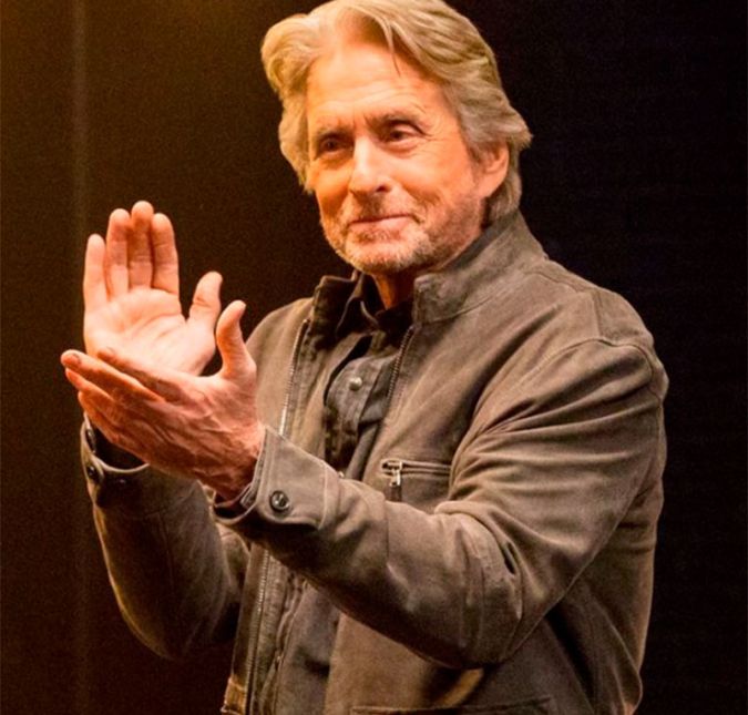 Michael Douglas foi acusado por uma antiga funcionária de sua empresa. O ator e produtor negou que tivesse se masturbado em frente dela e que ela tivesse sido demitida como forma de impedir seus avanços na indústria cinematográfica.