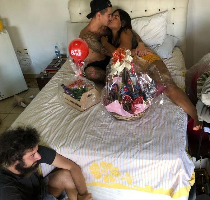Cartolouco aparece segurando vela para Biel e Tays Reis e brinca: <i>É a vida</i>