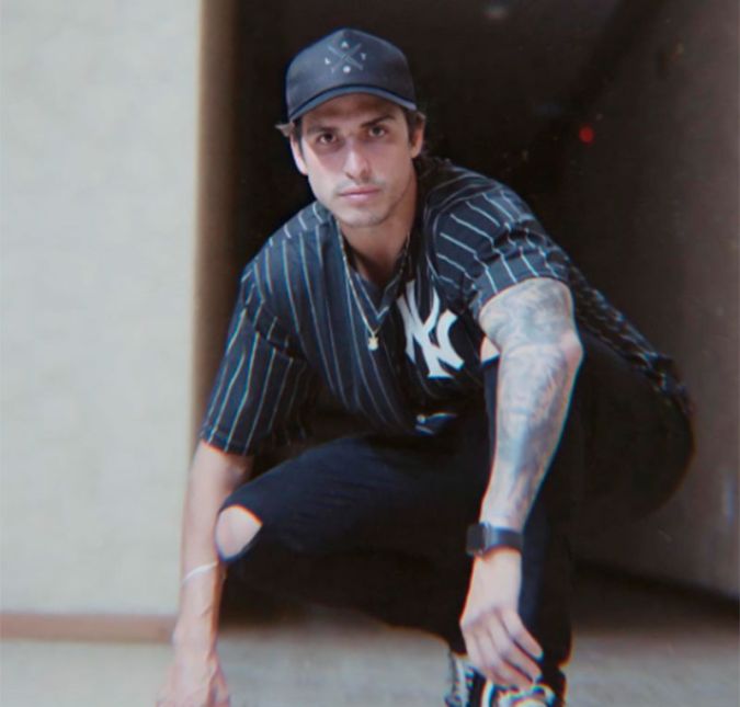 Felipe Prior está envolvido em mais uma polêmica! O ex-BBB foi acusado de assediar uma mulher durante uma festa em Brasília no dia 20 de dezembro. Segundo informações divulgadas por Leo Dias, a mulher acusa Prior de ter passado a mão em sua bunda. Quando mandou o rapaz parar, Prior teria revidado com xingamentos. Pessoas que estavam no local afirmam ainda que a vítima foi agredida por um amigo do arquiteto. Prior negou as acusações e afirmou que registrou queixa na polícia, pois acabou sendo chamado de estuprador. Nunca fiz isso. Jamais passaria a mão em qualquer menina. Tenho até testemunhas que viram tudo, disse. Nas redes sociais, Prior ainda publicou o vídeo com o relato de uma testemunha que estava com ele durante o ocorrido. Segundo Jennifer Milaine, Prior abriu os braços e foi abraçar as jovens que estavam na frente dele. Elas, então, teriam começado a gritar e Prior pediu desculpas. Uma outra pessoa, então, teria pedido para tirar foto com o influenciador digital, e após o clique, teria chamado ele de estuprador. Foi aí que o Prior se exaltou. Ficou bravo. É uma acusação muito grave. Ele pegou o celular dele e pediu para que ela repetisse. Não houve assédio. Isso não aconteceu. Eu sei o que eu vi. E eu espero que a Justiça venha a ser feita. O Prior é um cara super do bem. O que aconteceu não é o que ela está falando!, disse no vídeo. Leo Dias teve acesso ao boletim de ocorrência registrado pelas duas mulheres, que alegaram lesão corporal e importunação sexual por parte de Prior. No relato, elas afirmam que o rapaz passou a mão nas costas e na bunda delas. Uma delas pediu que ele tirasse a mão e saíram de perto. Prior teria abordado as duas novamente e questionado: Você acha que eu sou o que?. E uma das moças teria dito: Você é um estuprador. Um ex-BBB. Ele teria se revoltado e os seguranças pediram que as mulheres se retirassem. Ao perceberem que estavam sendo filmadas, uma das mulheres deu um tapa no celular e o derrubou no chão. A pessoa que filmava ainda teria dado um soco na cabeça delas.