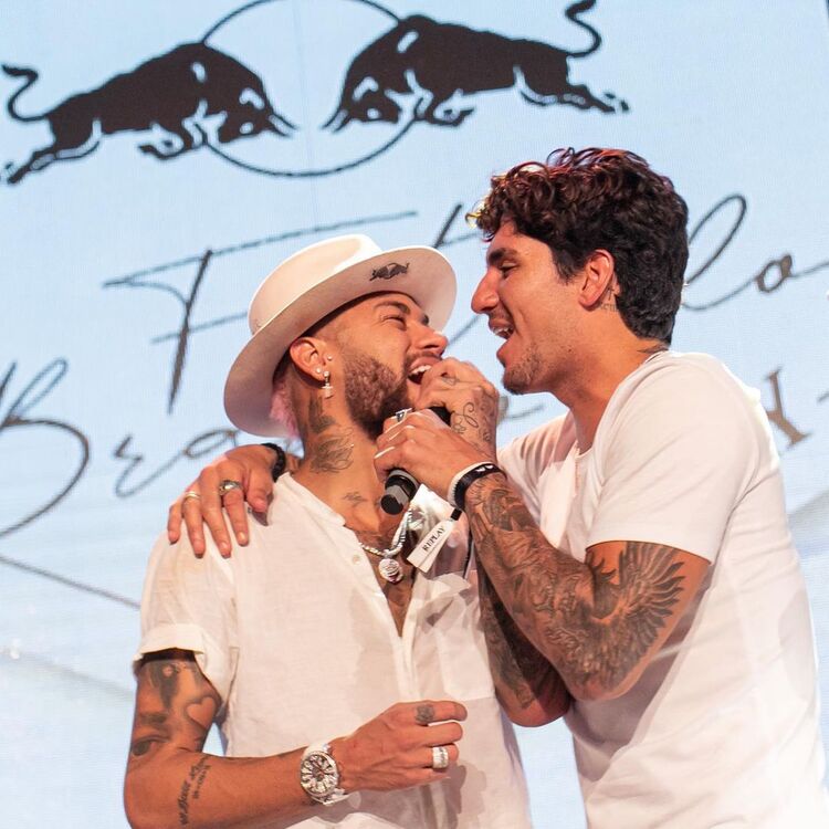 Gabriel Medina recebe homenagem da namorada, Yasmin Brunet, e de Neymar Jr. em seu aniversário