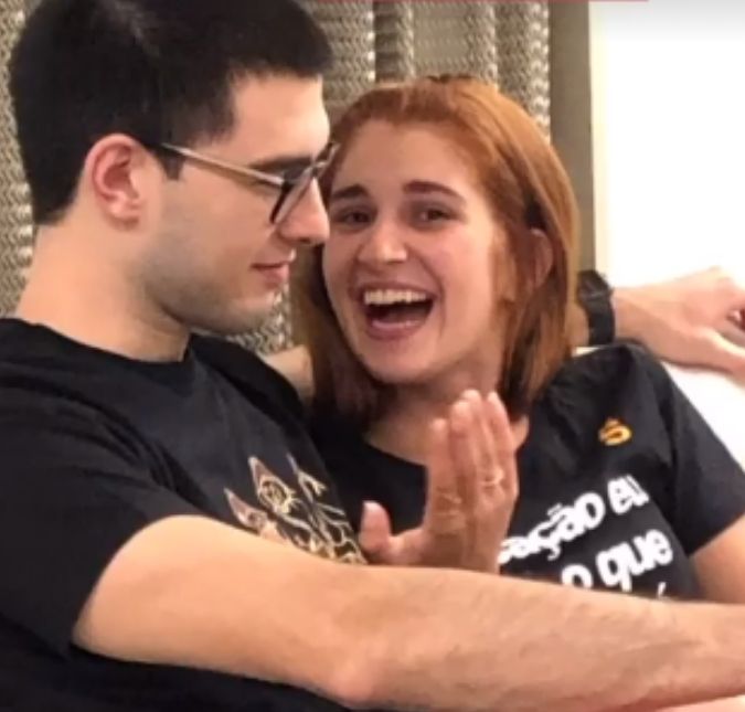 Fátima Bernardes celebra a chegada do filho Vinícius ao Brasil para comemorar o Natal