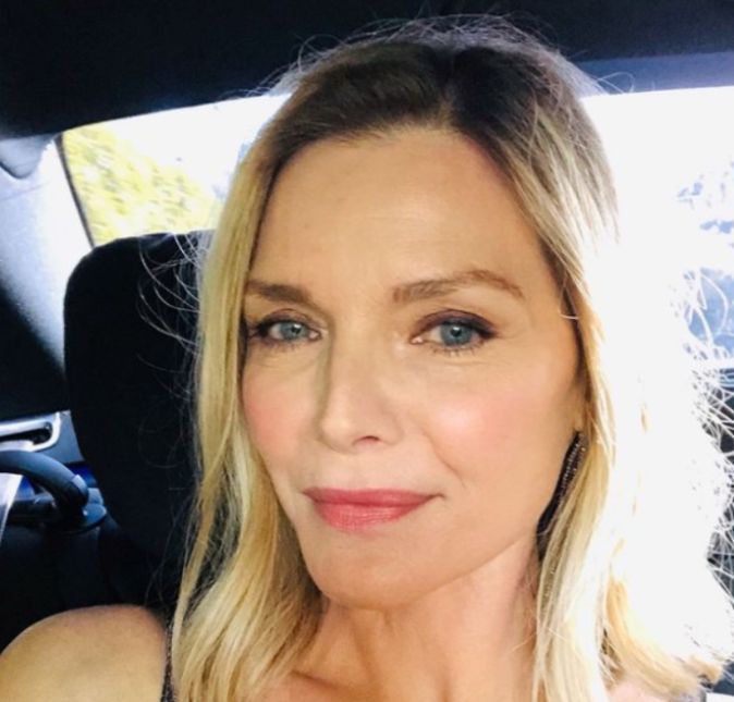 Michelle Pfeiffer roubou a cena durante a première de Malévola: Dona do Mal em Roma, na Itália. A atriz impressionou ao aparecer com uma make leve e com quase nenhum sinal de idade. Ela envelheceu super bem, né?