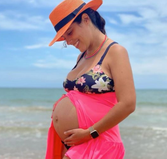 Camilla Camargo mostra o barrigão de grávida e desabafa: <I>Começando o 7º mês!</i>