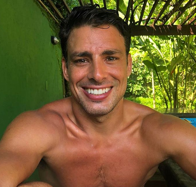 Cauã Reymond posa sem camisa e arranca suspiros de fãs