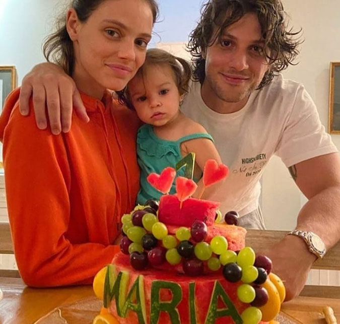 Chay Suede e Laura Neiva comemoram primeiro aniversário da filha e viram <i>meme</i> nas redes sociais, entenda