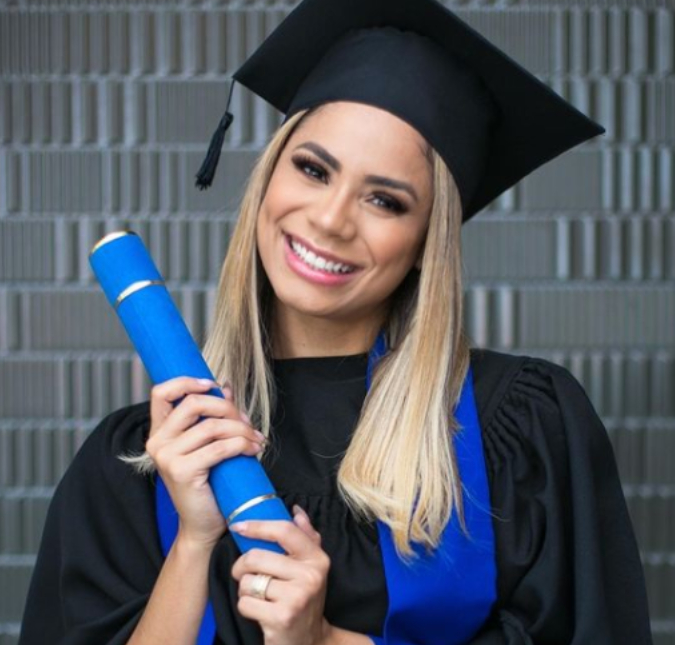 Graduada! Lexa se forma em Marketing e comemora nas redes sociais