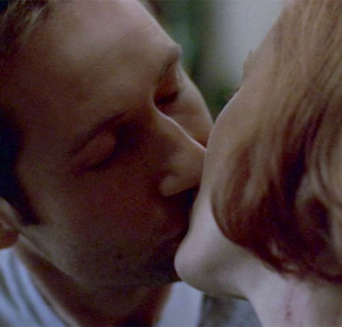 Algo parecido acontece com Mulder e Scully em Arquivo X. Após sete temporadas, os agentes finalmente são um beijo na virada de 1999 para 2000, no episódio Millennium.
