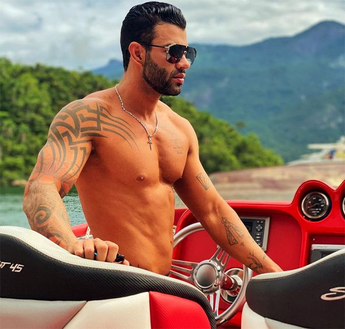 Nos últimos dias de 2020, o cantor posou sem camisa em uma lancha e recebeu inúmeros elogios na rede social. Além disso, a embarcação também chamou a atenção dos seguidores do artista - e o modelo 2020 do barco, que tem capacidade para 14 pessoas, foi avaliado em 1,5 milhão de reais! Nos últimos dias de 2020, o cantor posou sem camisa em uma lancha e recebeu inúmeros elogios na rede social. Além disso, a embarcação também chamou a atenção dos seguidores do artista - e o modelo 2020 do barco, que tem capacidade para 14 pessoas, foi avaliado em 1,5 milhão de reais!
