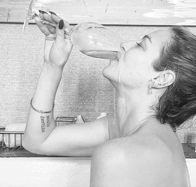 Luana Piovani estava toda misteriosa em mostrar o rosto de seu novo romance, mas não escondeu que está apaixonada. Em foto postada em seu Instagram, ela foi clicada pelo novo namorado bem à vontade na banheira, bebendo champanhe: Seguimos com os cliques amorosos feitos pelo dono do meu coração, escreveu a atriz, que realmente não dispensa uma boa foto tomando banho...