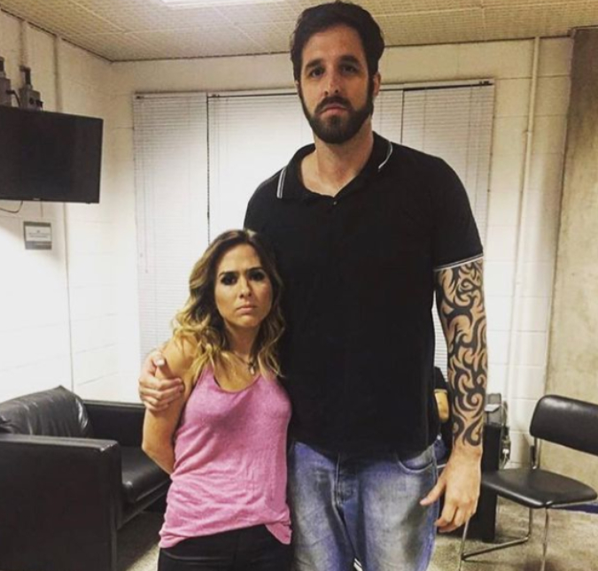 Após processar Tatá Werneck, dívida milionária de <I>Rede TV!</i> é exposta e Rafinha Bastos brinca com a situação, entenda!