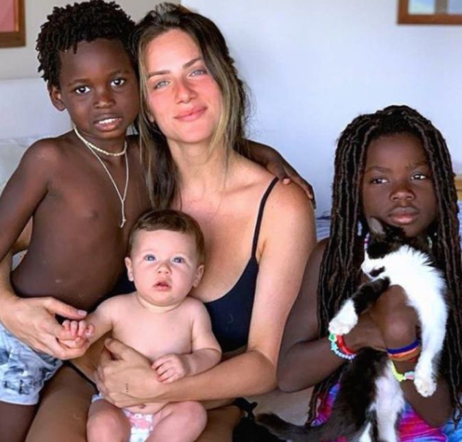 Giovanna Ewbank compartilhou em suas redes sociais no primeiro dia de 2021 uma foto ao lado dos filhos: Titi, Bless e o pequeno Zyan. Na legenda, a apresentadora demonstrou estar ansiosa para começar o novo ano e ainda mais pela vacina para combater o novo coronavírus: Bem-vindo 2021, pode chegar porque estamos cheios de esperanc?a em voce?!!! Mas chegue chegando com muito amor, muita sau?de, nossa vacina e respeito ao pro?ximo... porque e? isso o que queremos e desejamos a todos!!! Que lindos.