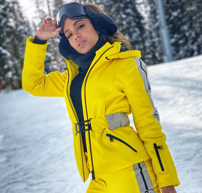 Anitta é surpreendida por fã em quarto de hotel nos Estados Unidos e alfineta ao curtir neve com as amigas: <i>- Não temos homens no nosso nível</i>
