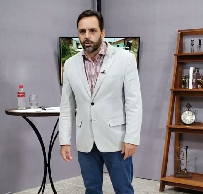 Apresentador da <i>Rede TV</i>, Marcelo Bennesby sofre AVC e está em coma induzido