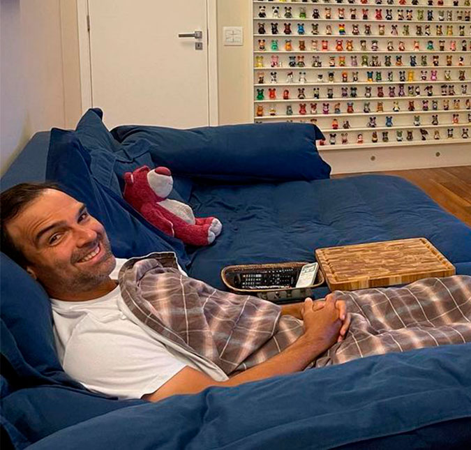 Tadeu Schmidt posta foto assistindo ao <i>Fantástico</i> em casa e comenta: <i>Sensação estranhíssima</i>