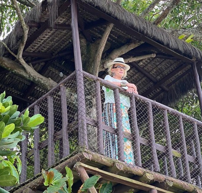 Ana Maria Braga mostra casa da árvore que mantém em imóvel localizado no litoral de São Paulo