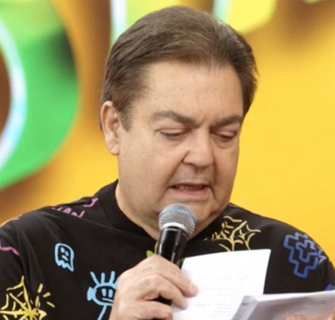 O apresentador gosta de vestir blusas chamativas e relógios grandes, que costumam chamar bastante a atenção do público