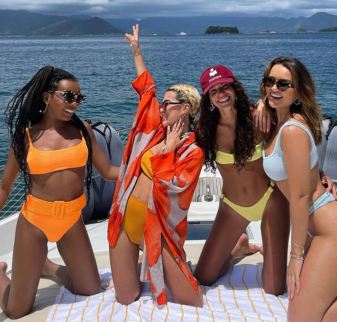 Bruna Marquezine, Thelma Assis e Rafa Kalimann fazem homenagens de aniversário para Manu Gavassi, que revela: <i>Meu celular está no fundo do mar</i>