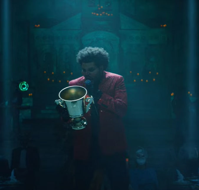 Após ser ignorado pelo <i>Grammy</i>, The Weeknd faz piada em novo videoclipe; premiação é adiada